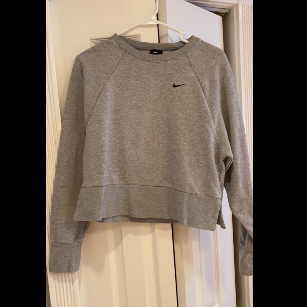 Cropped Nike sweatshirt slits In back